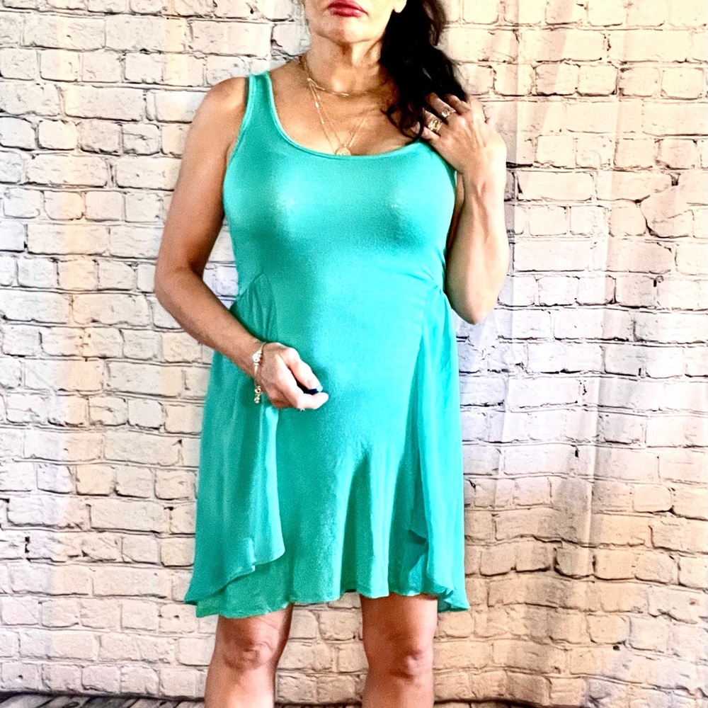Brilliant Shade of Green, soft forgiving Summer dress. excellent like new!